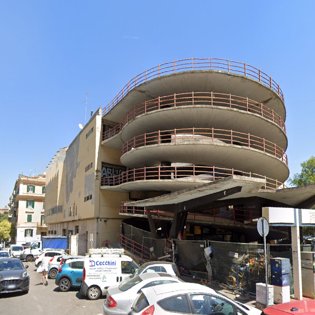Autorimessa e mercato in via Magna Grecia