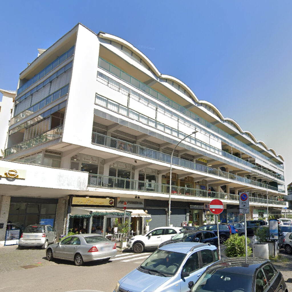 Centro commerciale in piazza Jacini