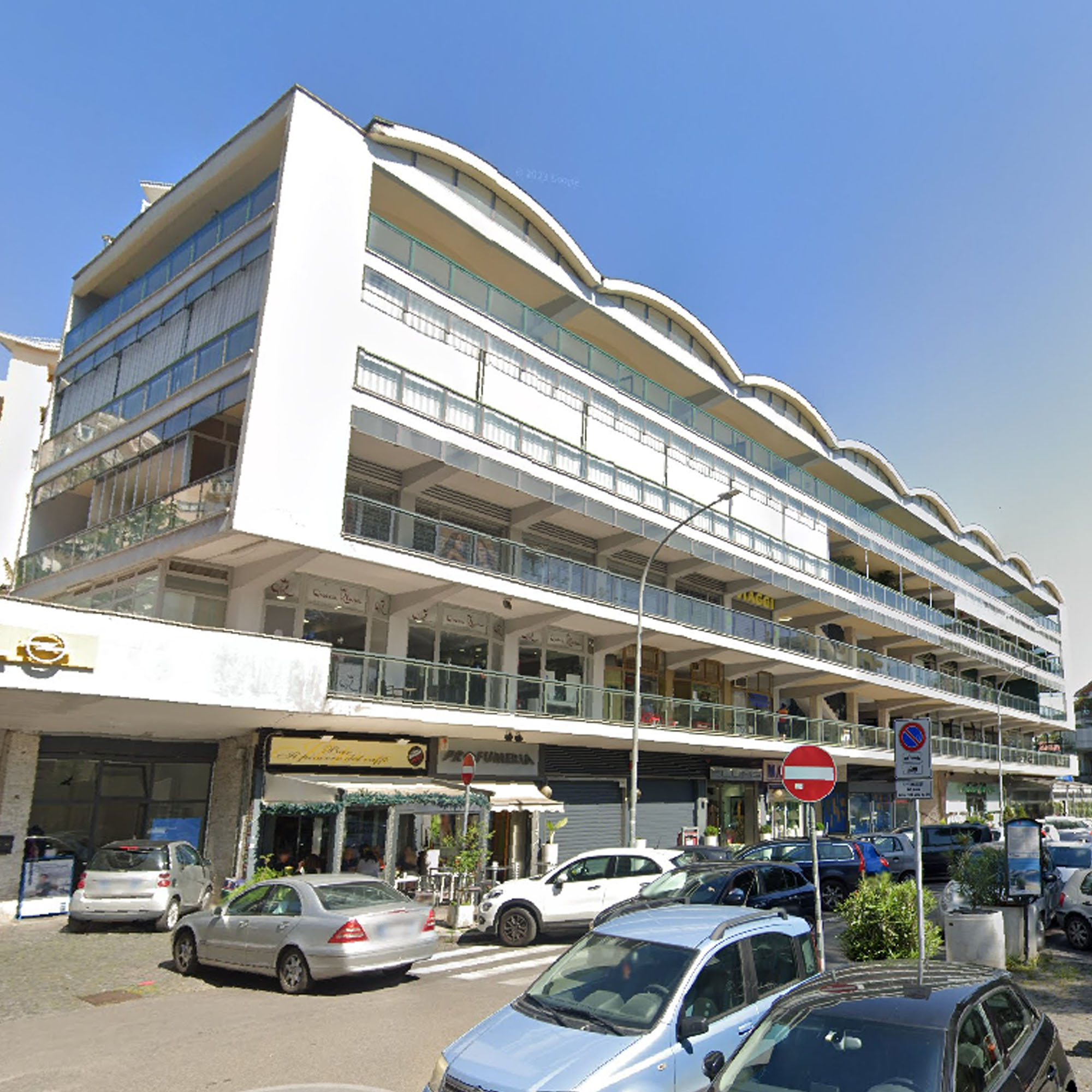 Centro commerciale in piazza Jacini